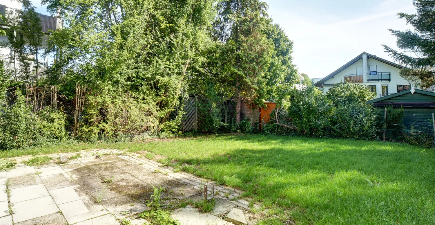 Gartenfläche an der Rückseite des Hauses