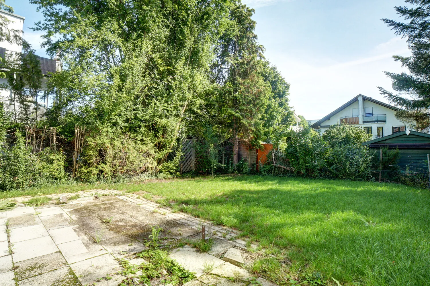 Gartenfläche an der Rückseite des Hauses