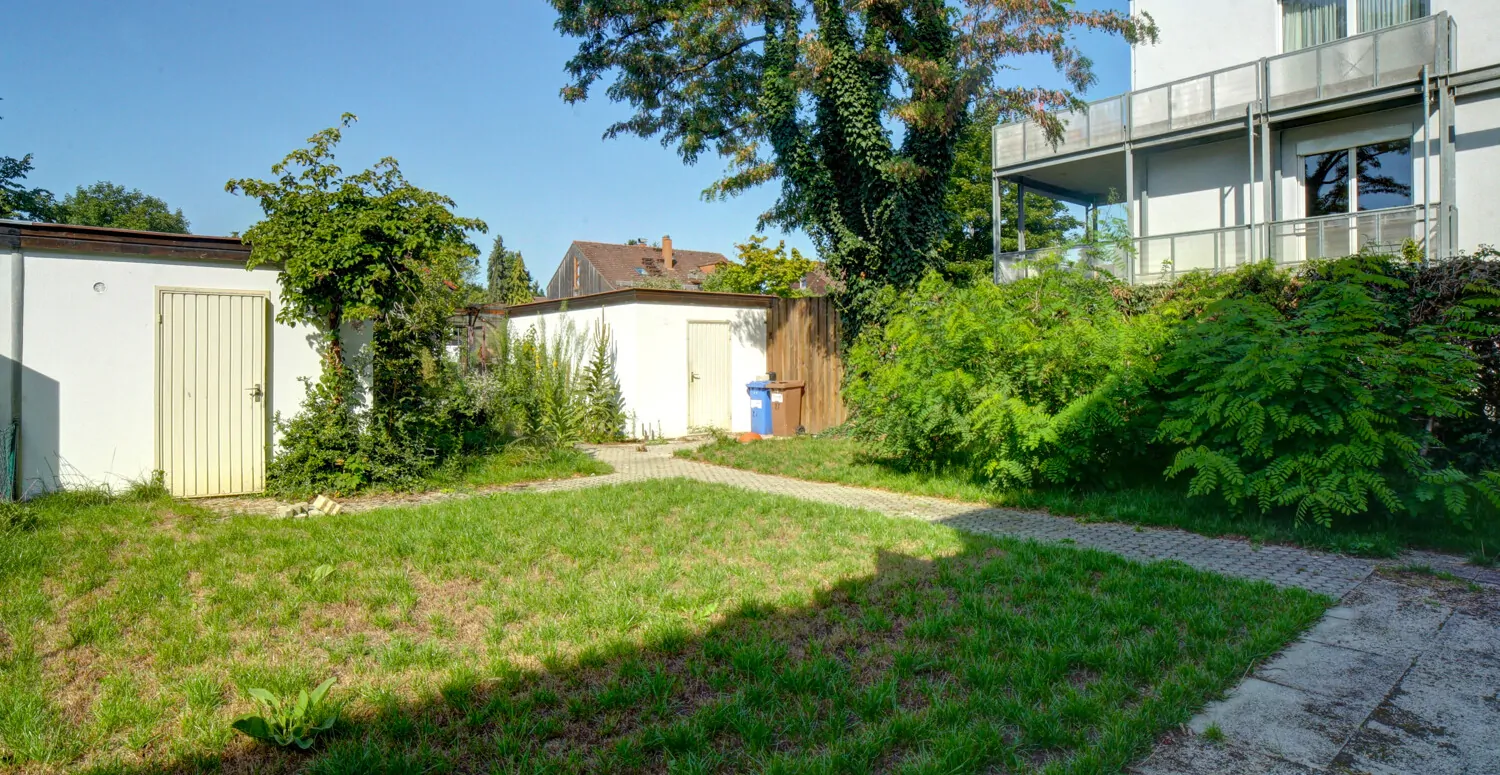 Gartenfläche an der Vorderseite des Hauses