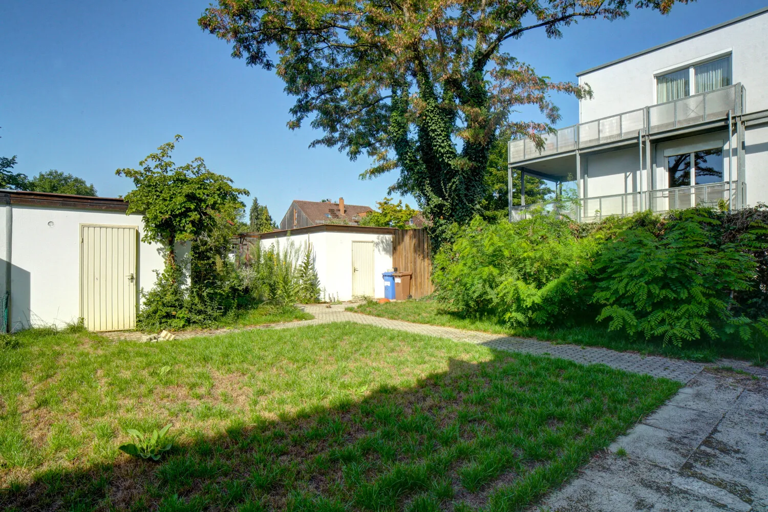 Gartenfläche an der Vorderseite des Hauses