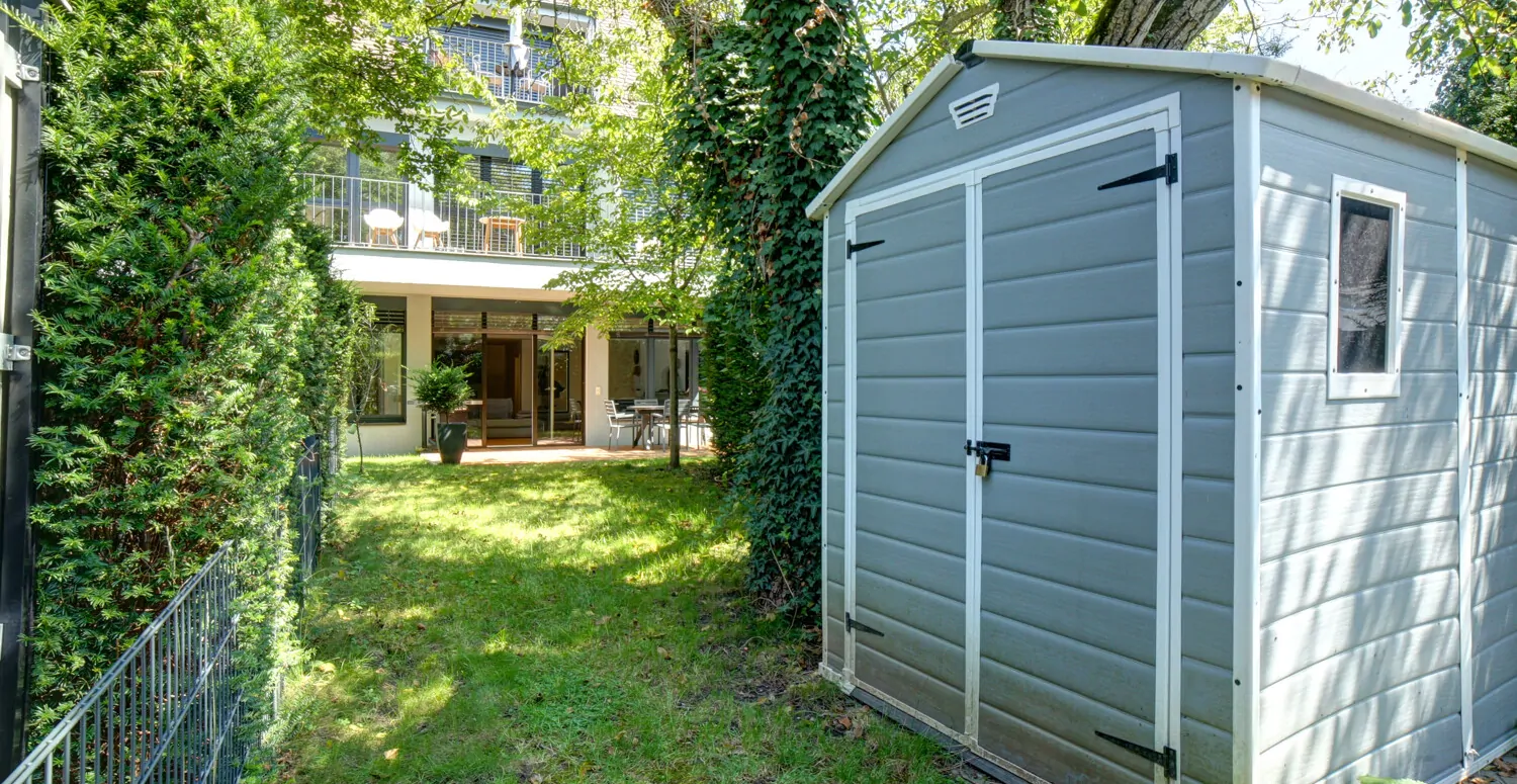 privater Garten mit Gartenhaus