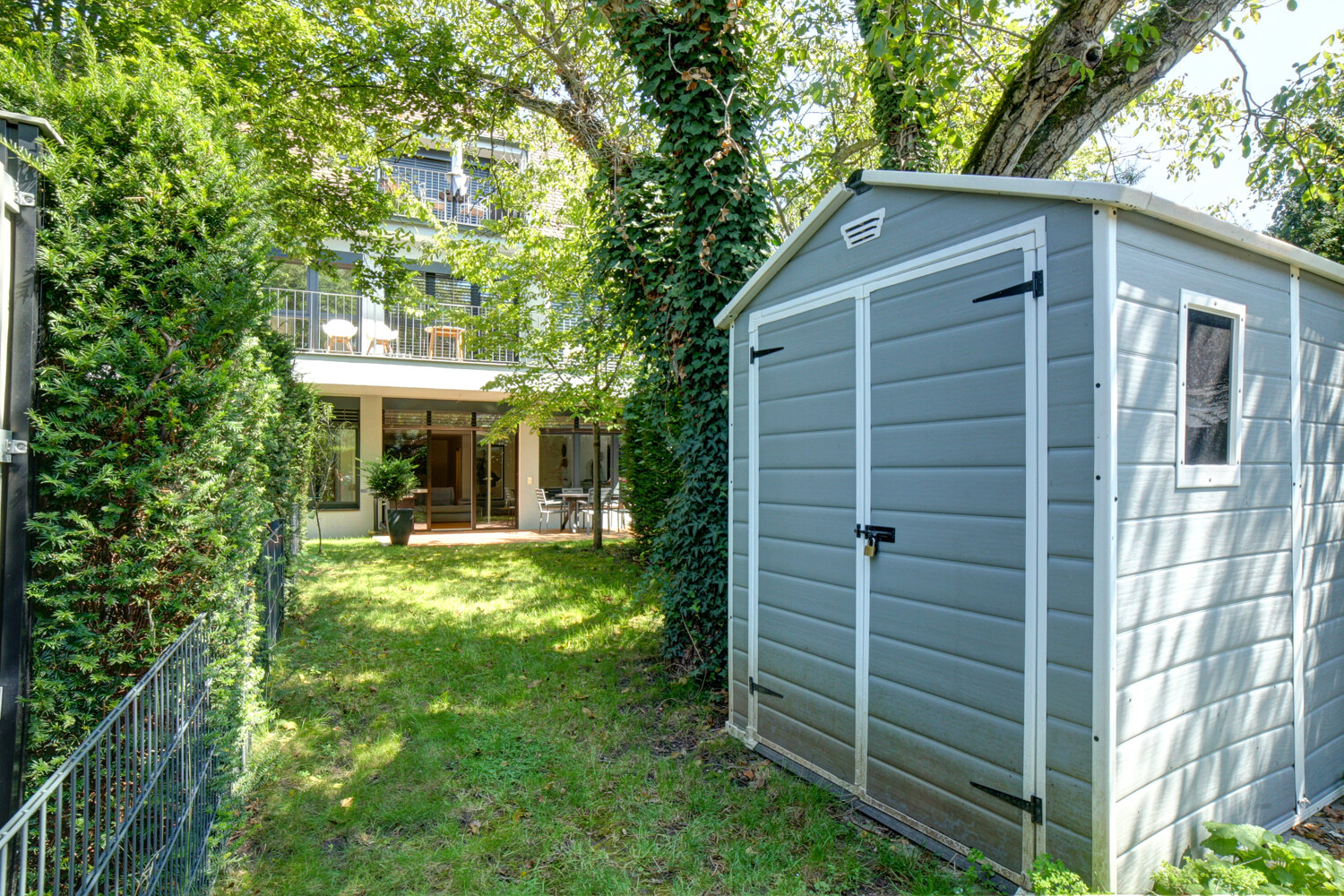 privater Garten mit Gartenhaus