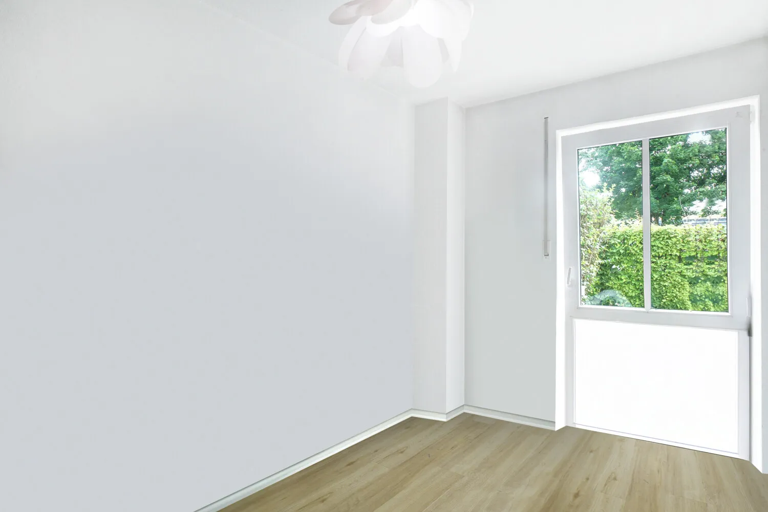 Kinderzimmer mit Zugang zum ostseitigen Gartenbereich