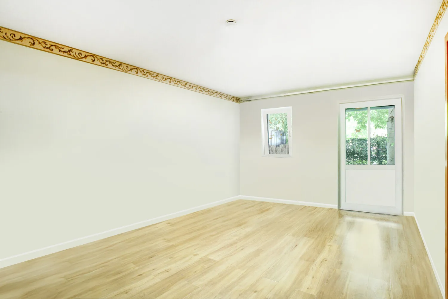 Wohzimmer mit Zugang zum westseitigem Gartenbereich