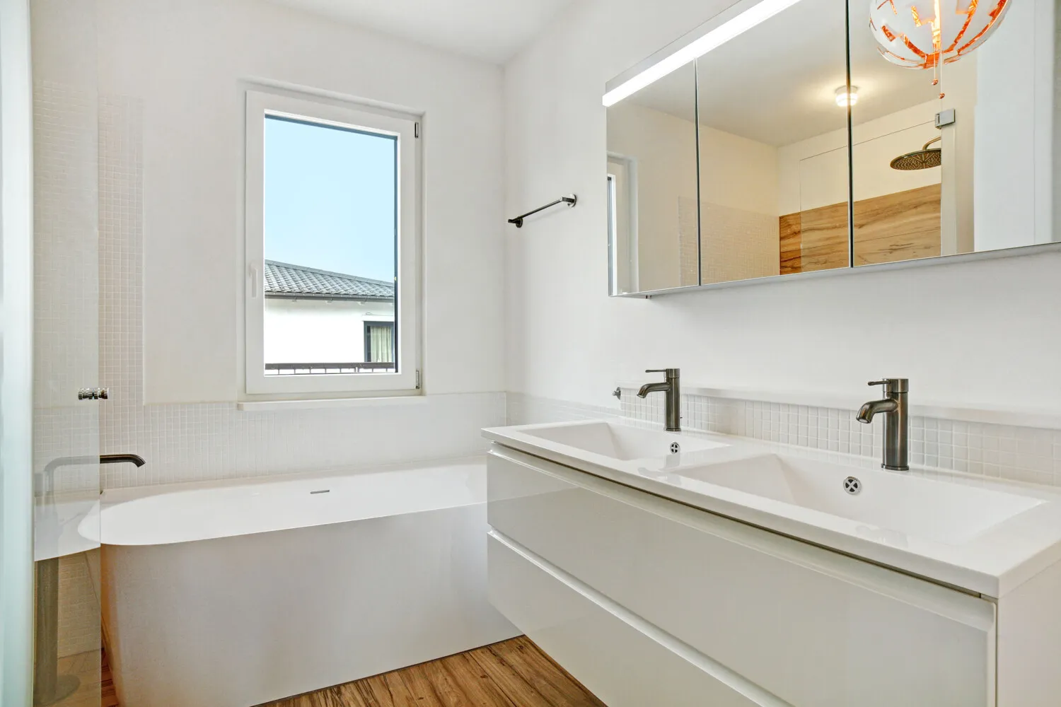 Hochwertiges Badezimmer mit Badewanne und designorientierter Dusche