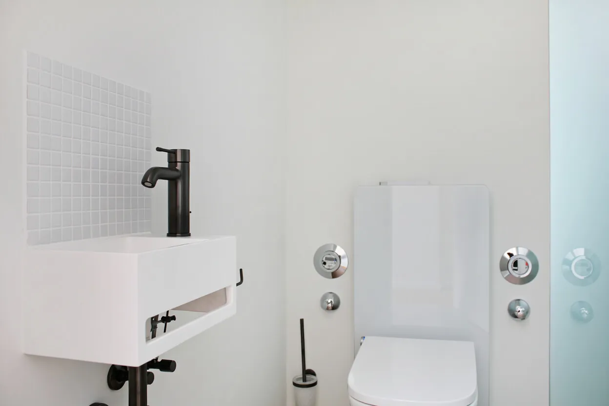 WC-Bereich mit stilvoller Glasabtrennung