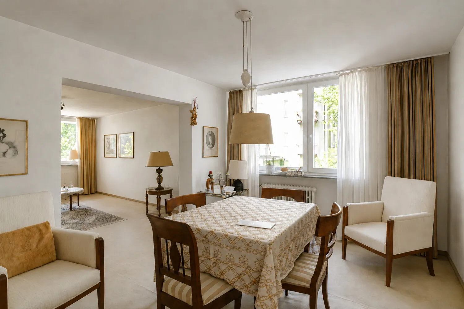 Wohn-und Esszimmer mit Teppich