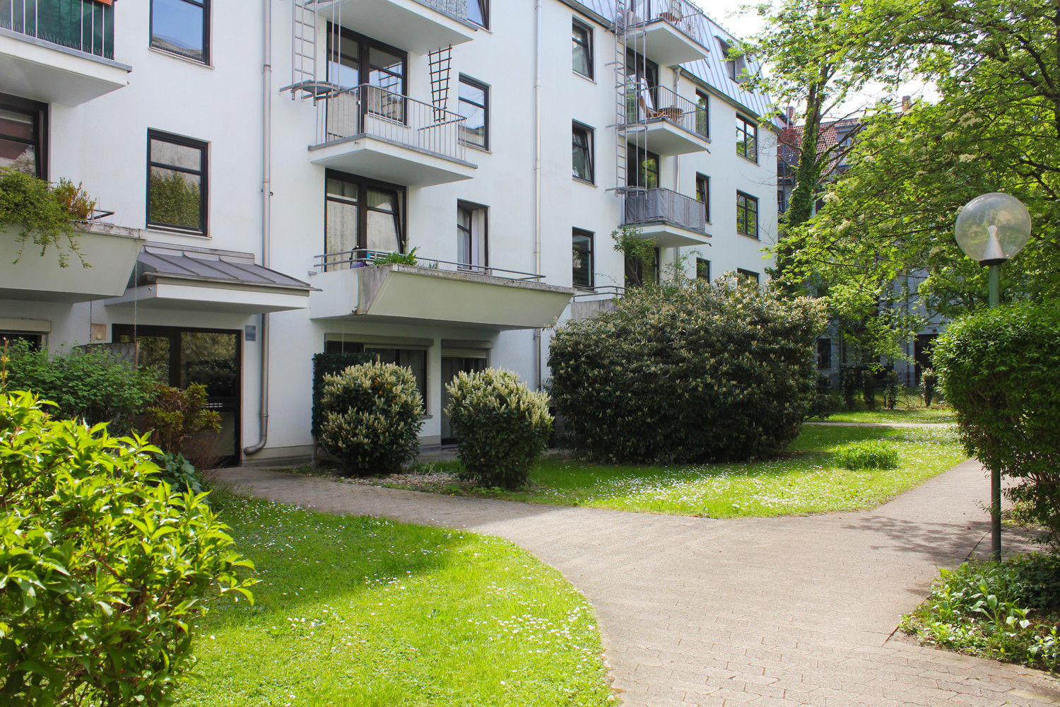Gebäude-Aussenansicht (1)