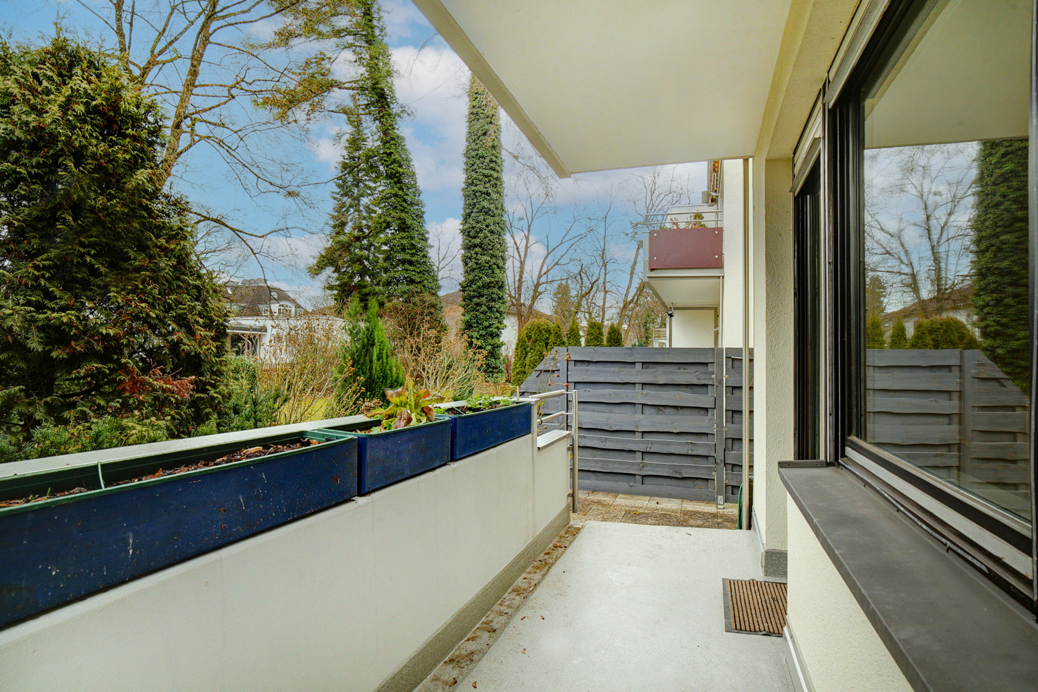 Balkon 2 mit Blick in parkähnlichen Garten