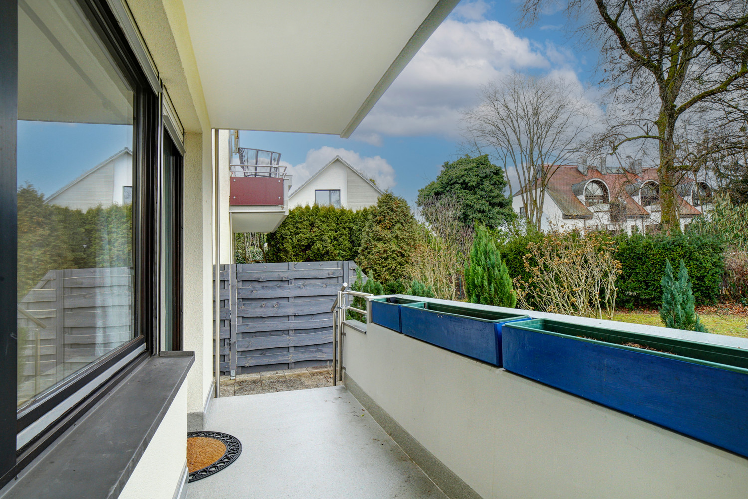 Balkon 1 mit Blick in parkähnlichen Garten