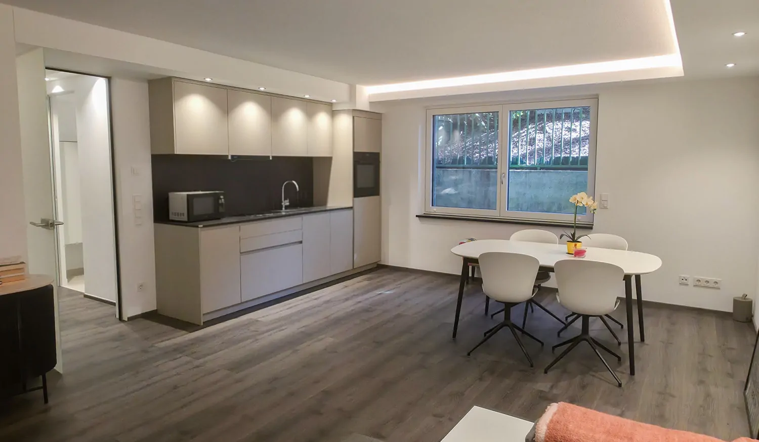 Wohn- und Essbereich mit Blick in die Küche