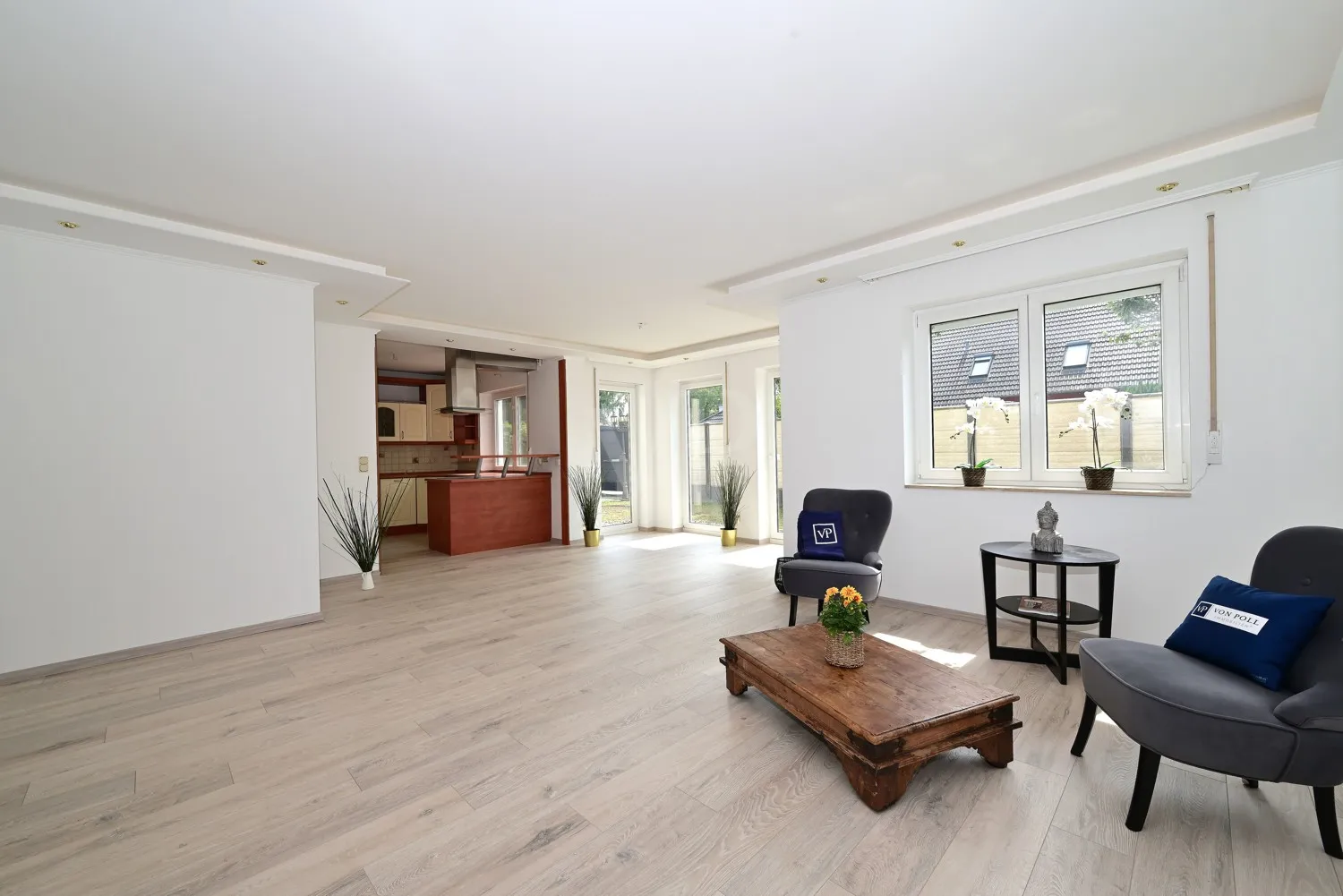 Wohnzimmer mit Blick zur offenen Einbauküche