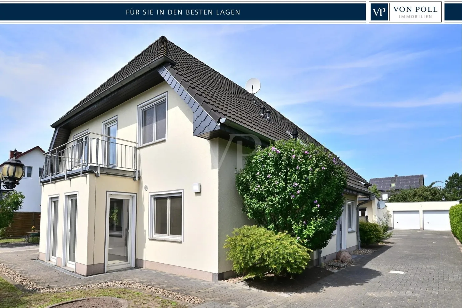 Hausansicht mit Einfahrt zur Doppelgarage
