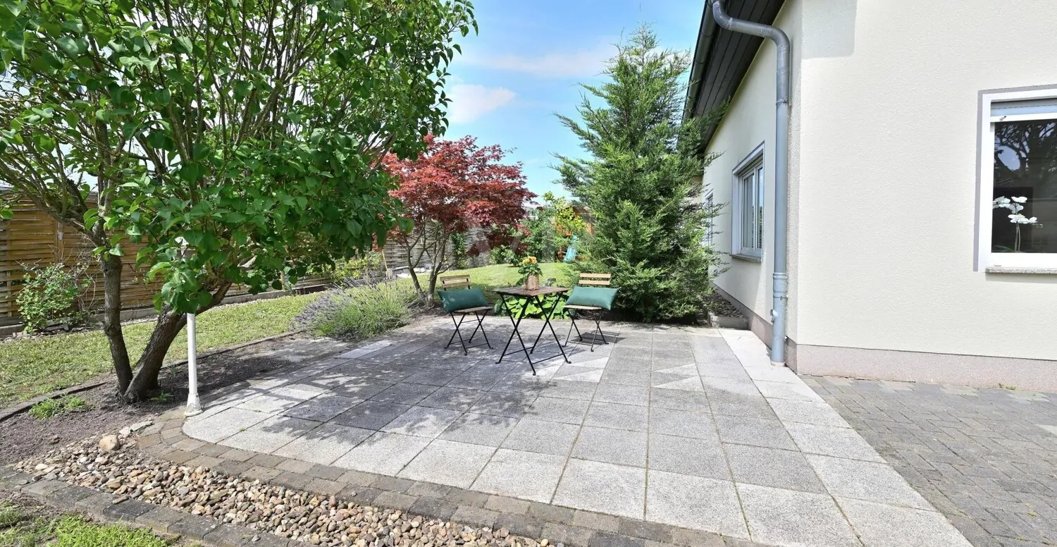 Terrasse mit Blick in den Garten