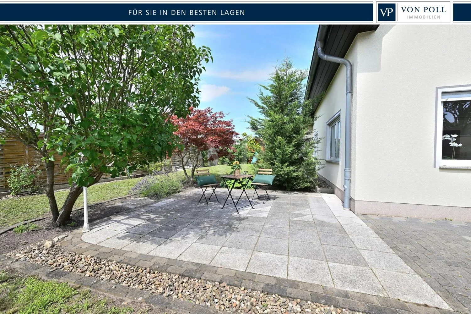 Terrasse mit Blick in den Garten