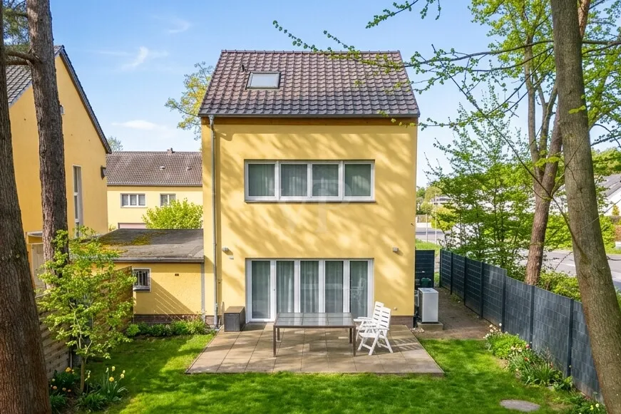Hausansicht Gartenseite - Außenbereiche im Frühling visualisiert