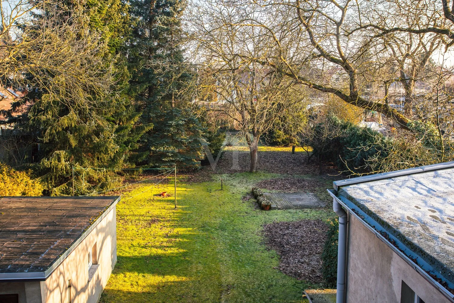 Blick vom Obergeschoss in den Garten