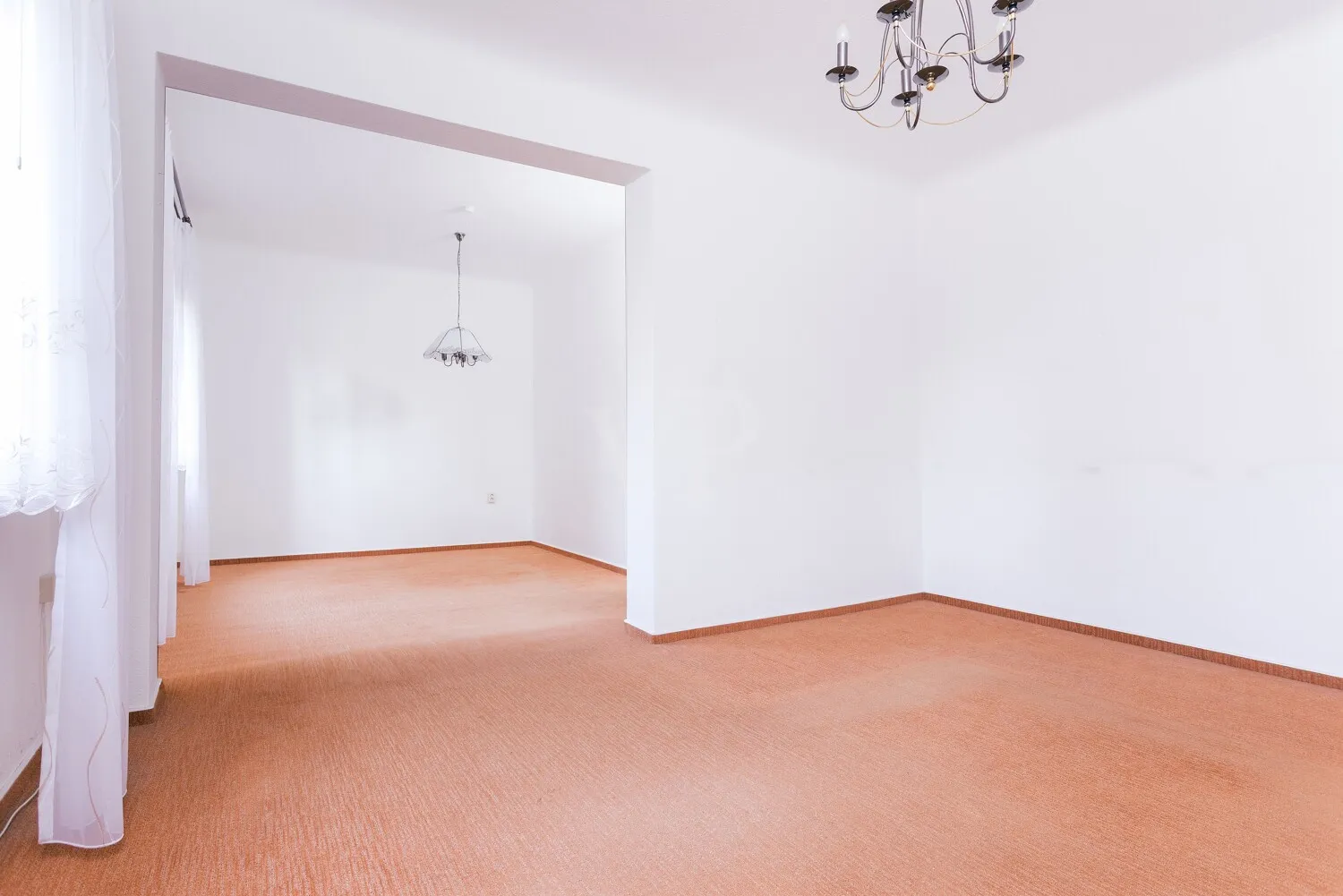 Blick vom Wohnzimmer ins Esszimmer