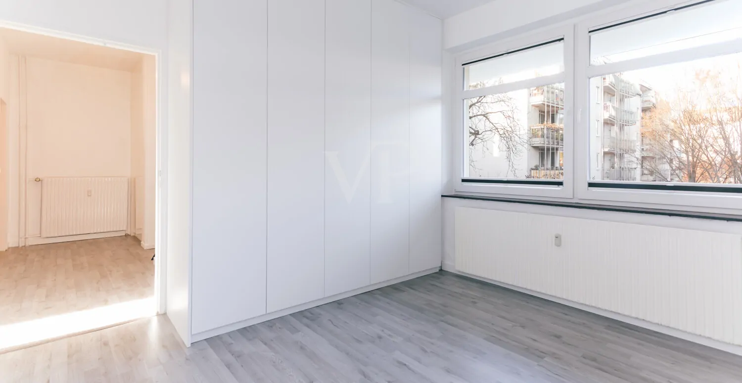 Schlafzimmer mit Einbauschrank