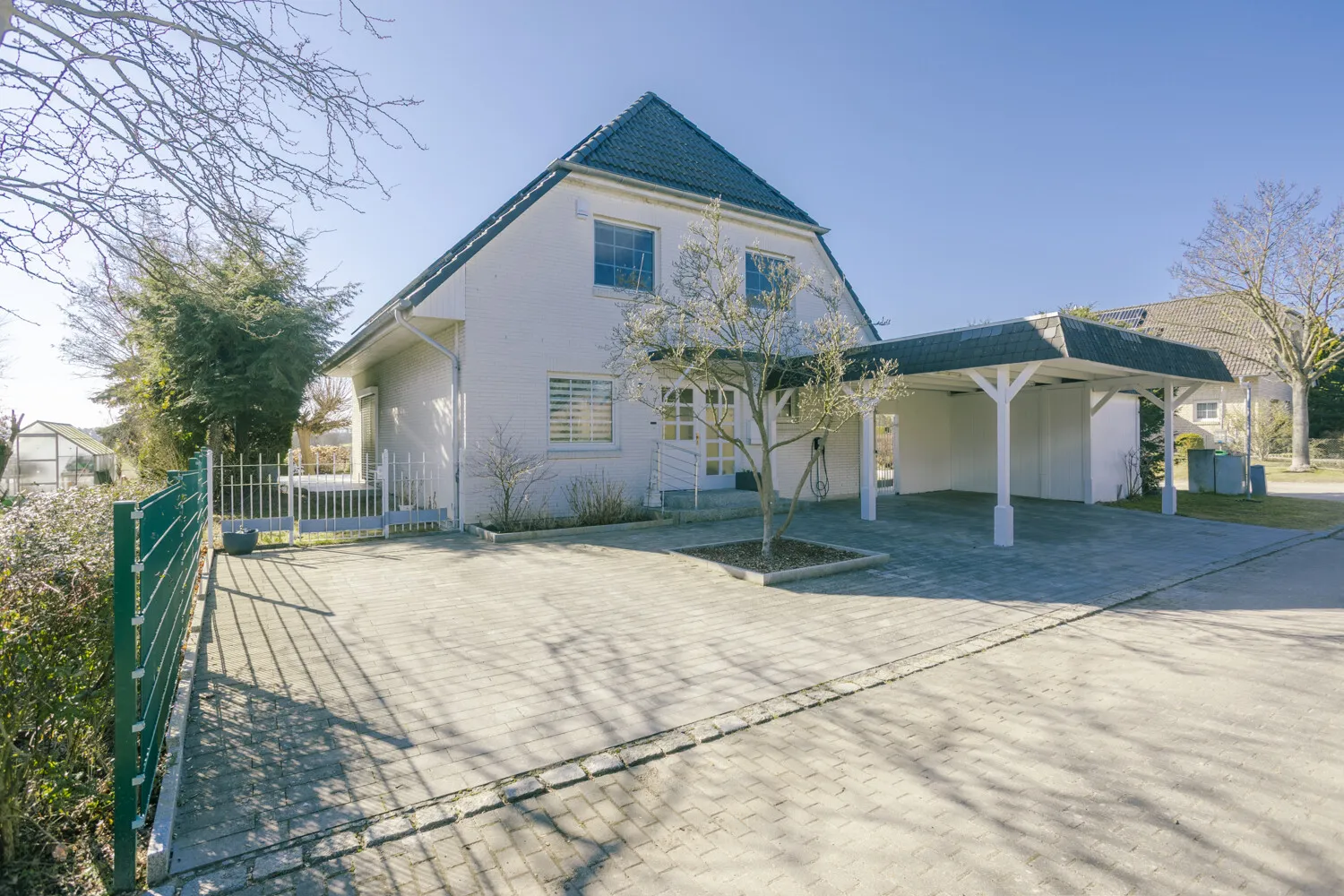 Großzügige Auffahrt mit Doppelcarport