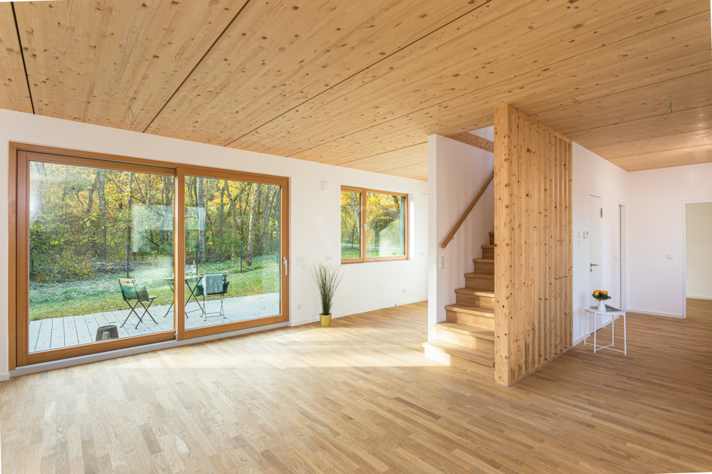 Wohnzimmer mit Blick auf die Terrasse und Garten