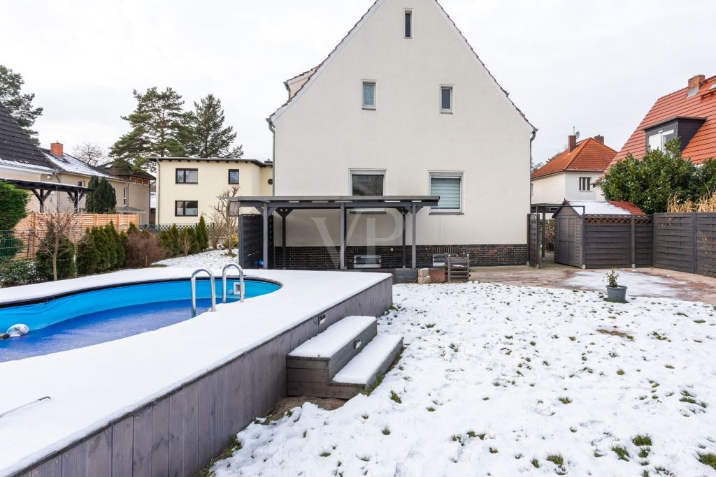 Blick vom Pool zum Haus