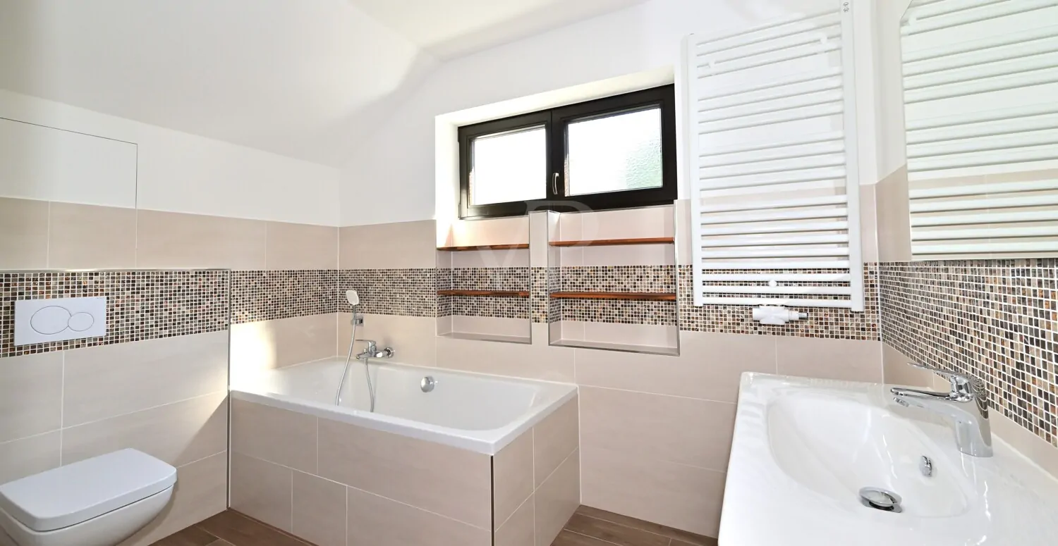 Modernes Badezimmer mit Wanne und Dusche