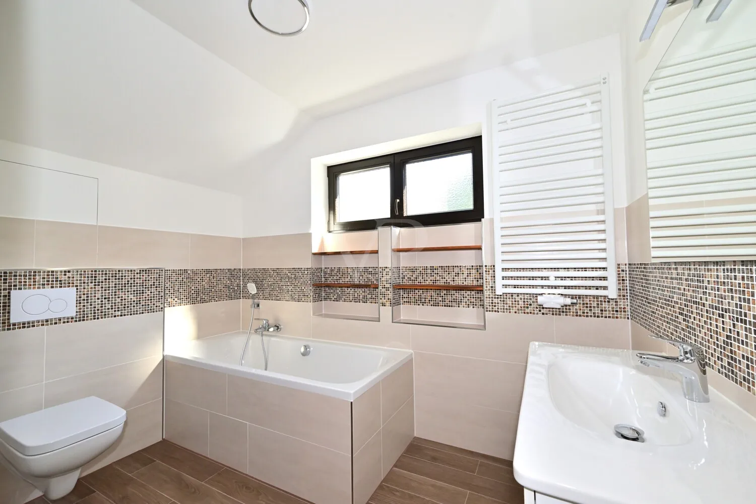 Modernes Badezimmer mit Wanne und Dusche