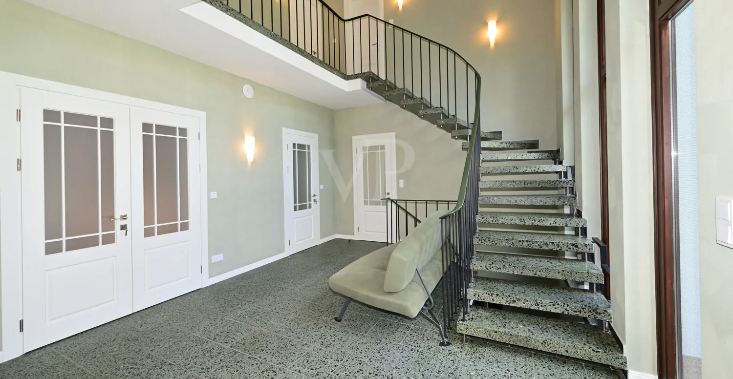 Treppenhaus mit Galerie