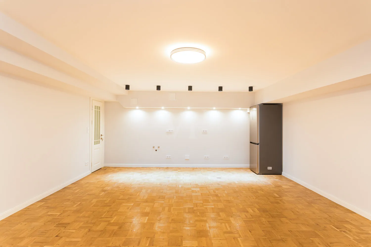 Hobbyraum mit Anschlüssen für eine Küche