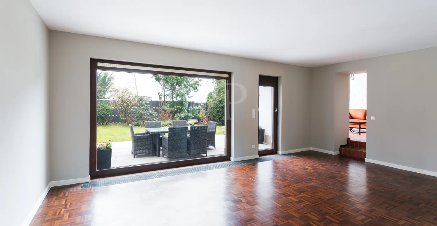 Wohnzimmer mit Zugang zur Terrasse und dem Kaminzimmer