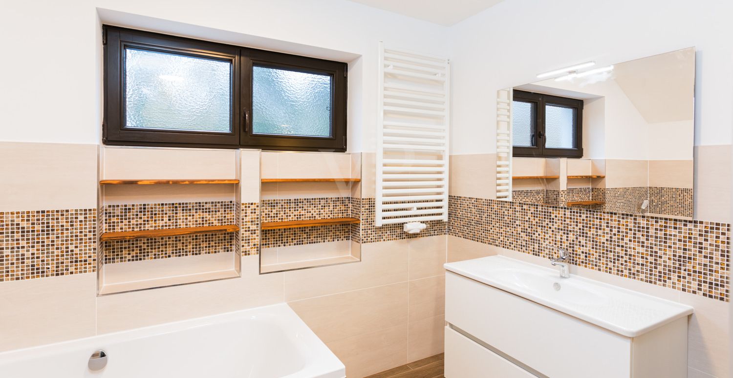 Modernes Badezimmer mit Wanne und Dusche