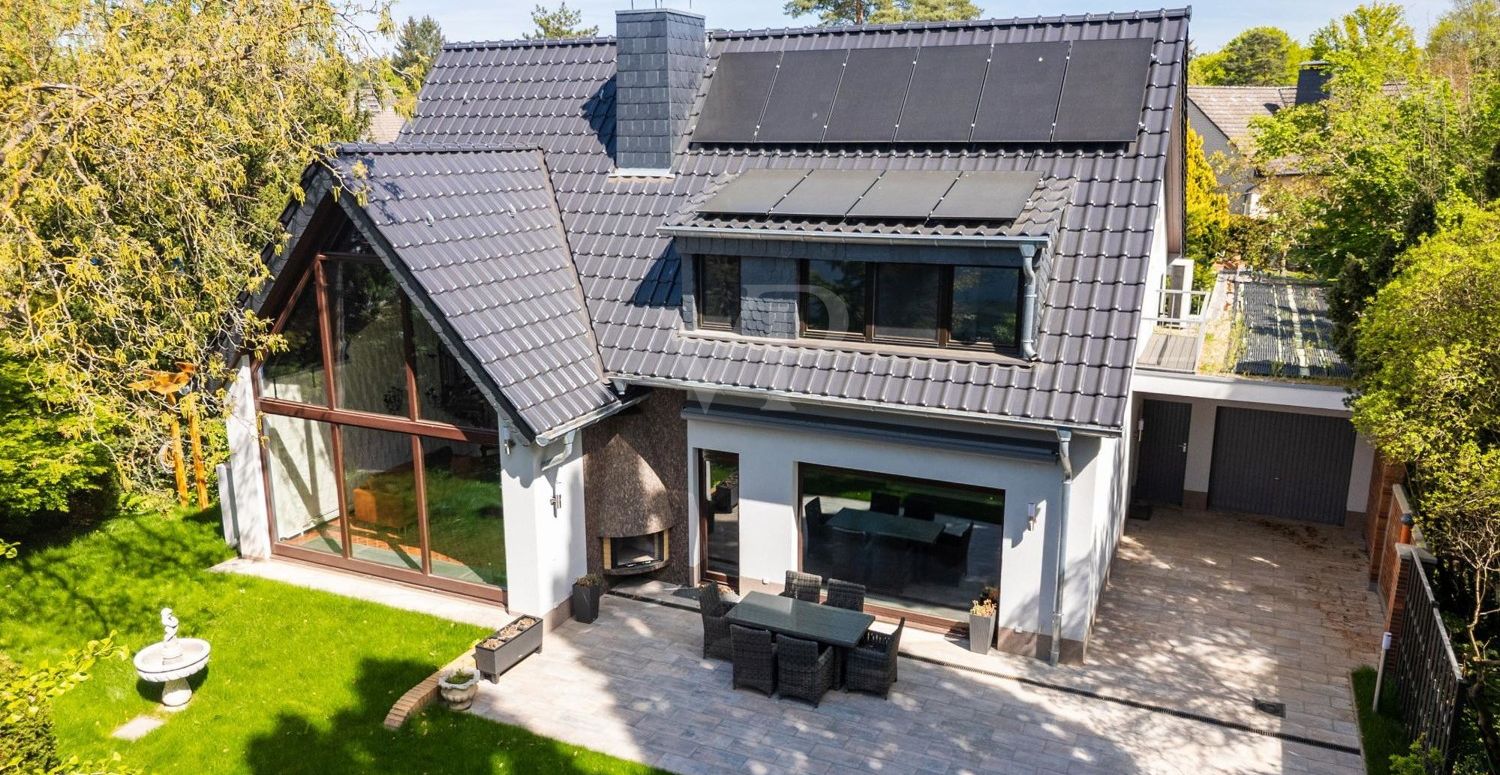 Hausansicht mit Garage und Photovoltaik