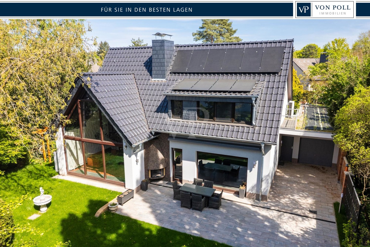 Hausansicht mit Garage und Photovoltaik