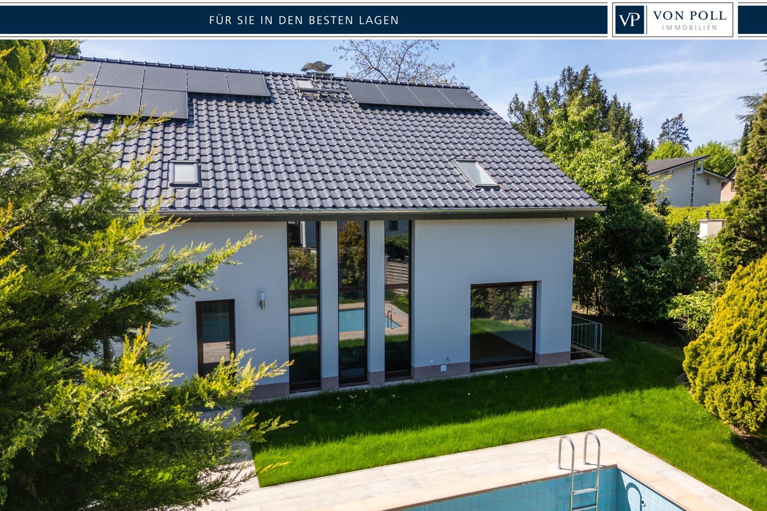 Hausansicht Gartenseite mit Pool