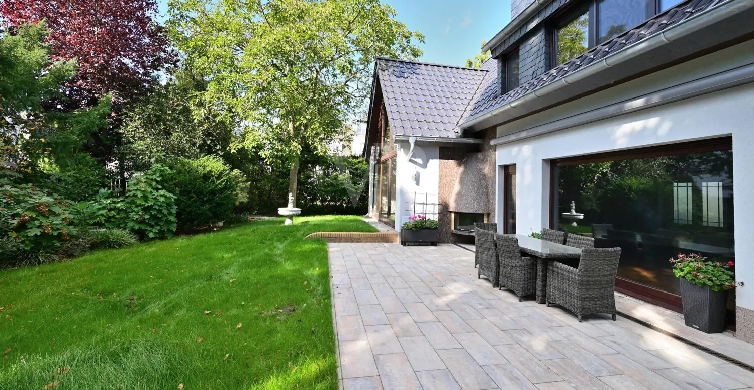 Hausansicht mit Garage und Photovoltaik