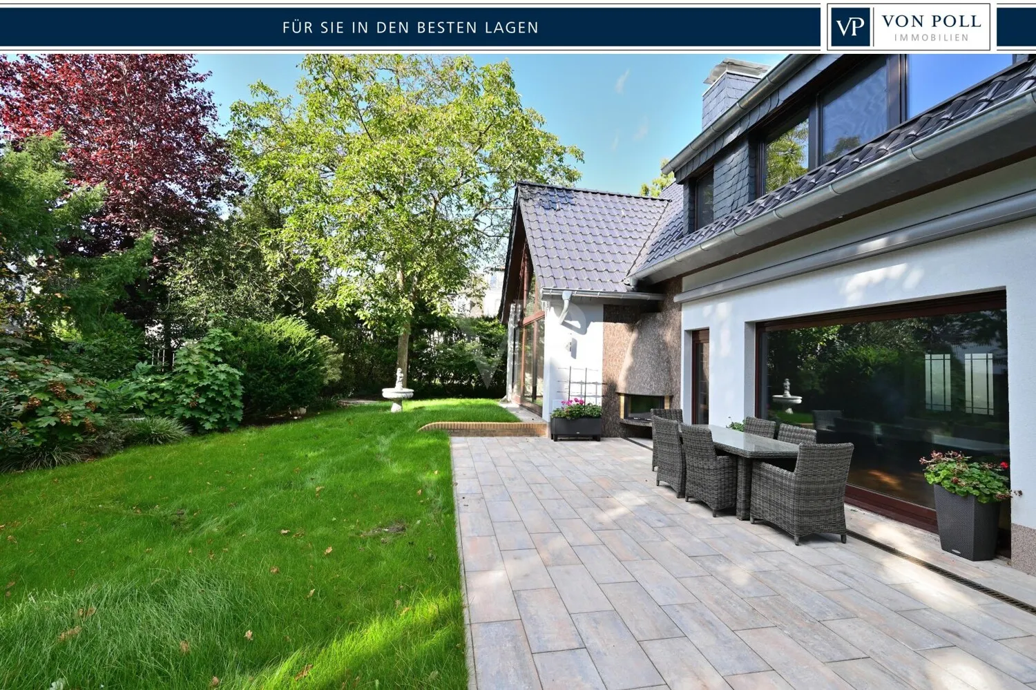 Hausansicht mit Garage und Photovoltaik