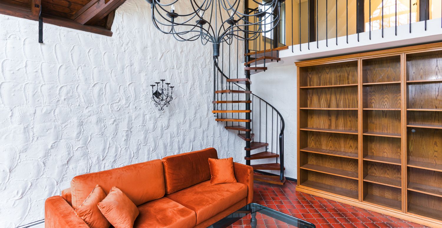 Kaminzimmer mit Wendeltreppe zum Arbeitszimmer