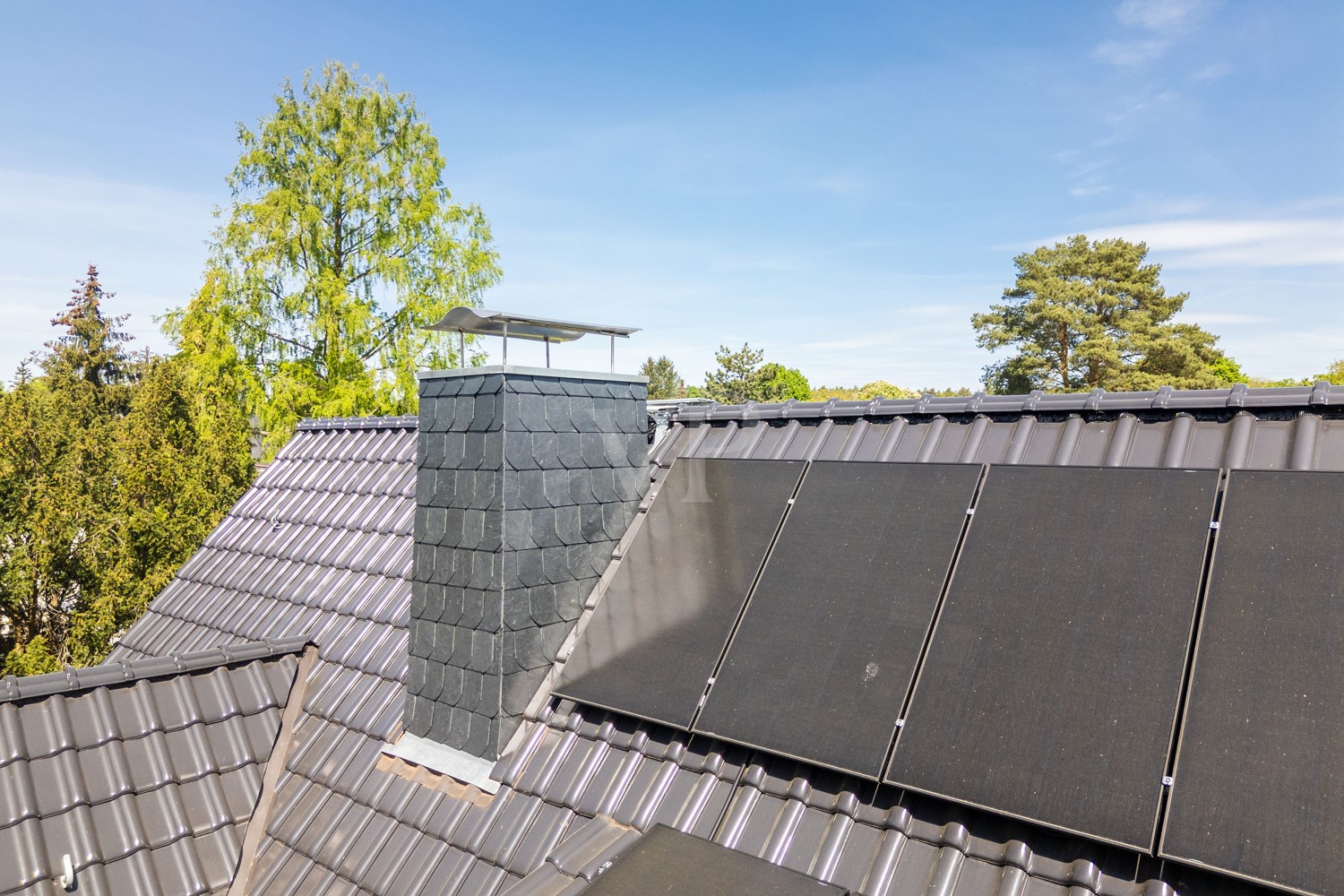 Blick über das neue Dach mit Photovoltaik