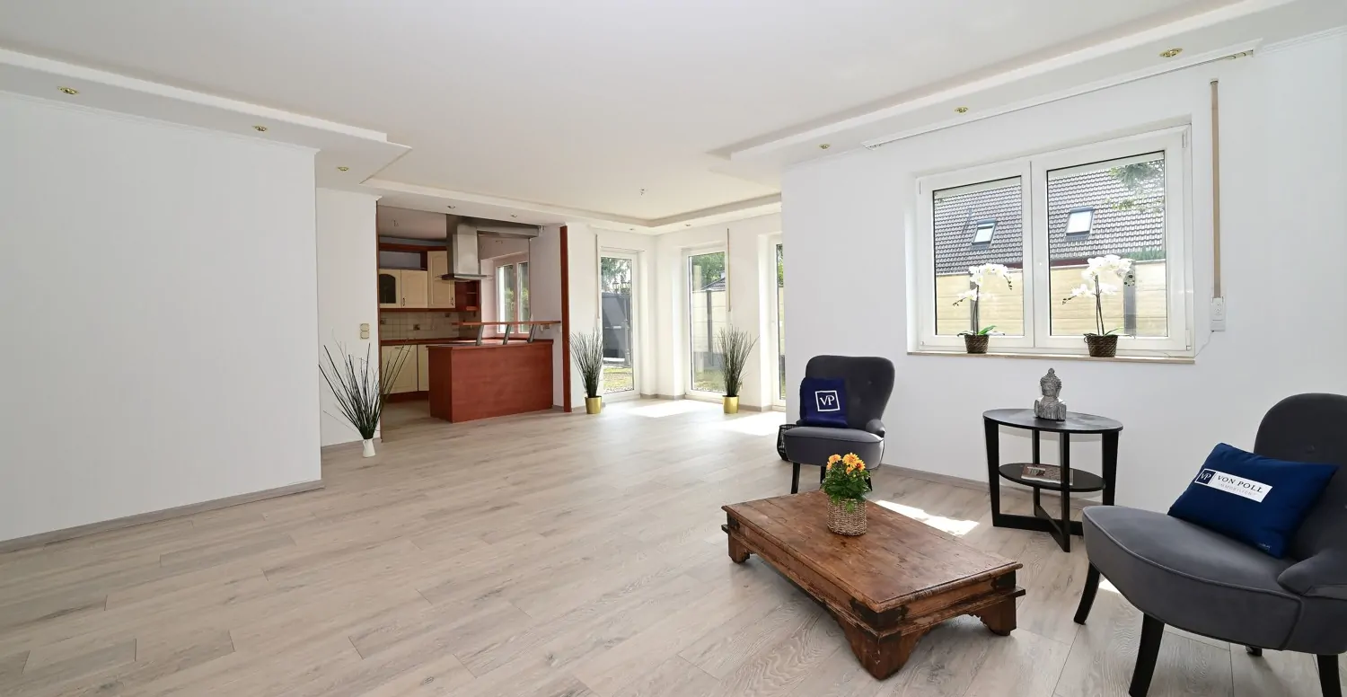 Wohnzimmer mit Blick zur offenen Einbauküche