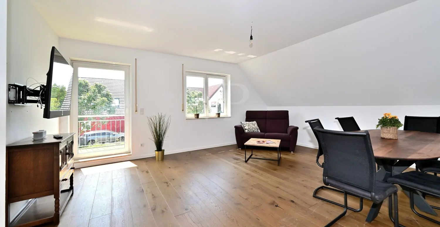 Wohnzimmer mit Zugang zur Terrasse im OG