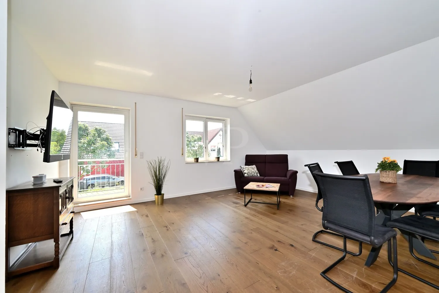 Wohnzimmer mit Zugang zur Terrasse im OG