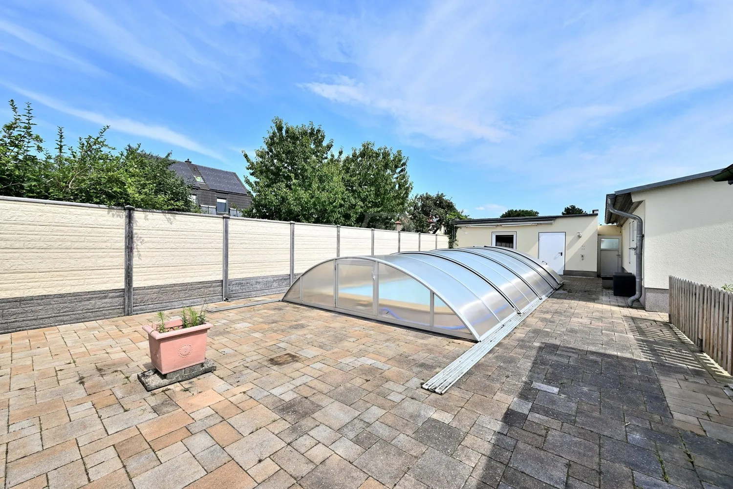 Pool mit Abdeckung