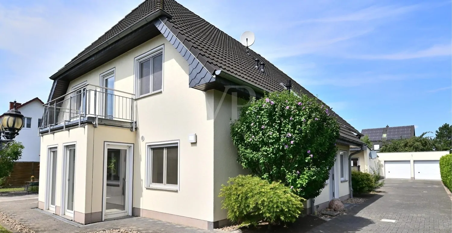 Hausansicht mit Einfahrt zur Doppelgarage