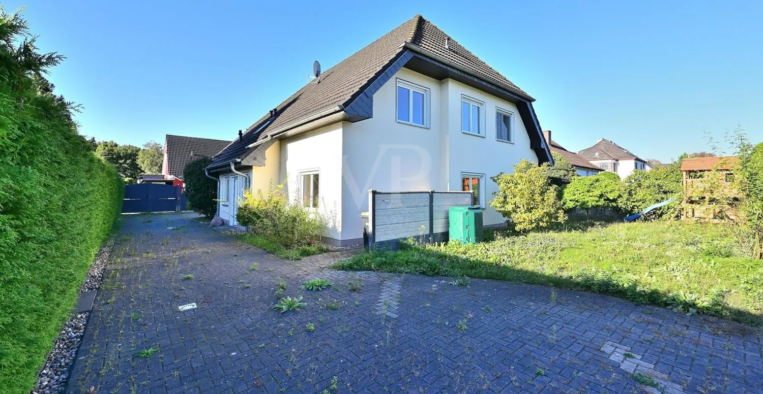 Hausansicht mit Auffahrt