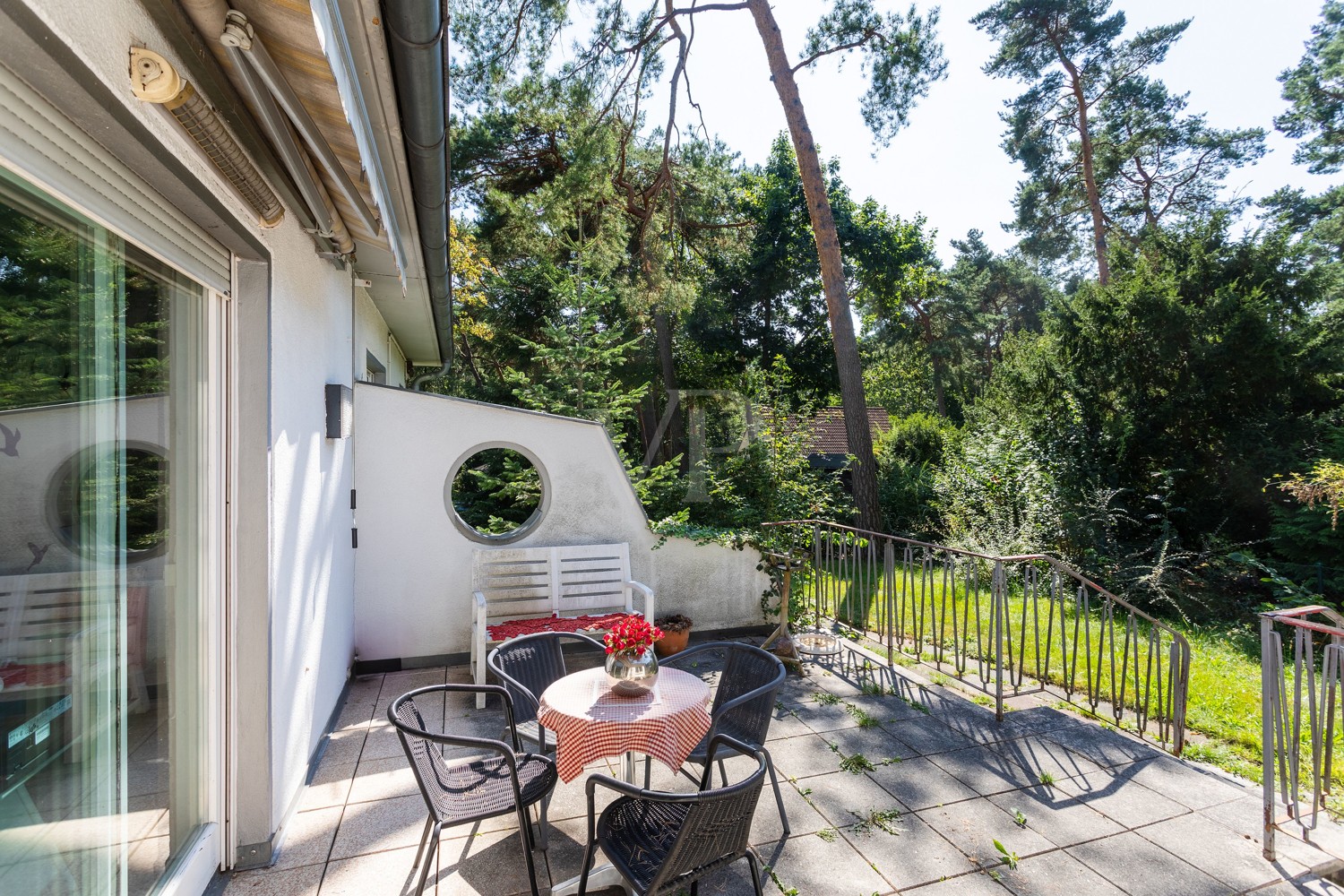 Terrasse mit Blick in Garten