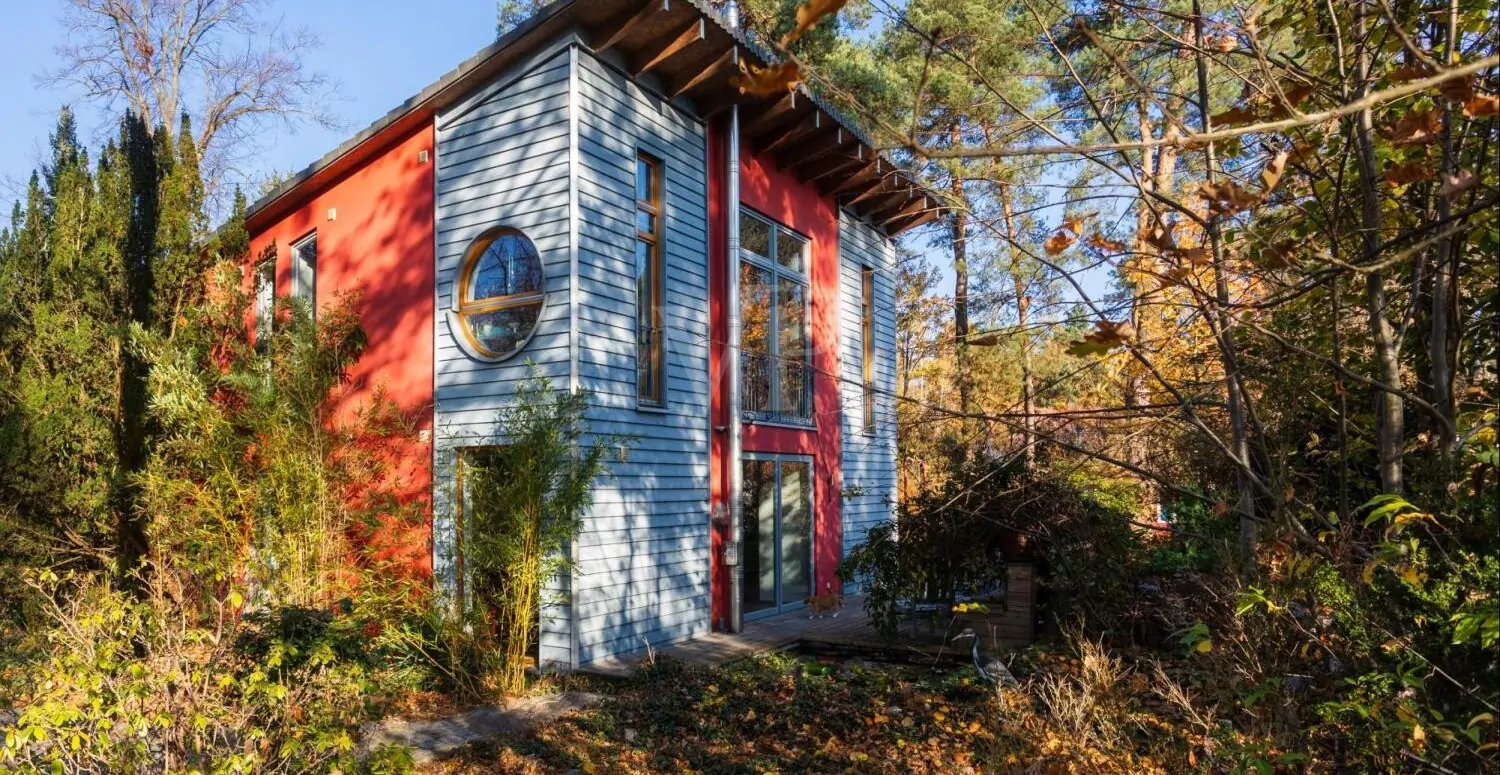 Hausansicht mit altem Baumbestand