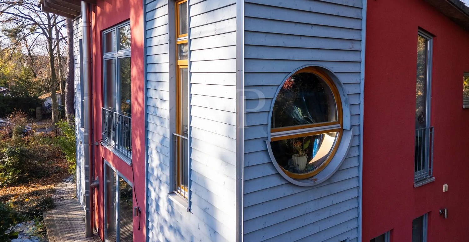 Hausansicht mit Rundfenster