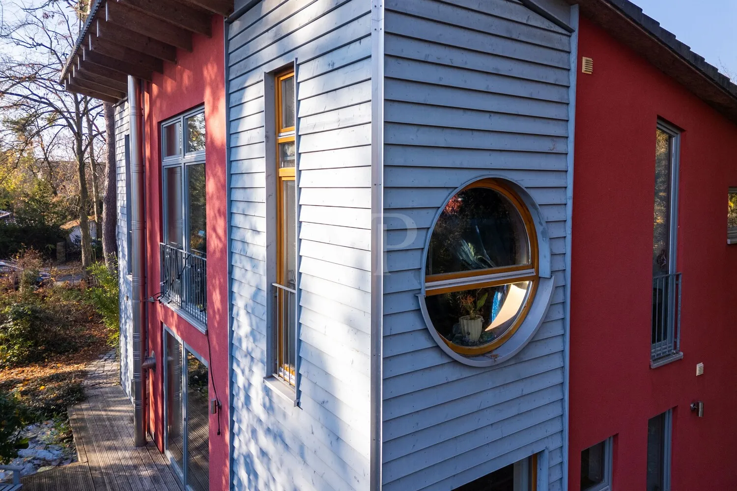 Hausansicht mit Rundfenster