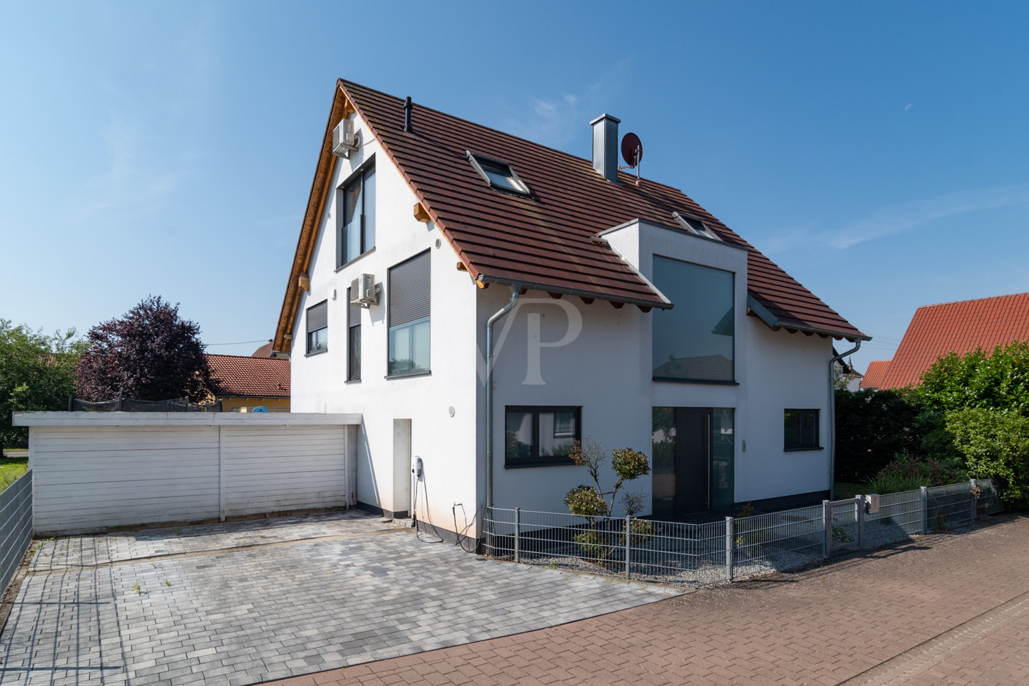 Hauseingang mit 2 Außen-Stellplätzen